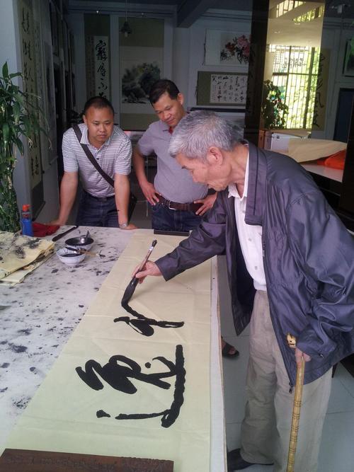 艺术家自愿组织,通过开展创作,交流,培训等活动,从事社会文化公益服务