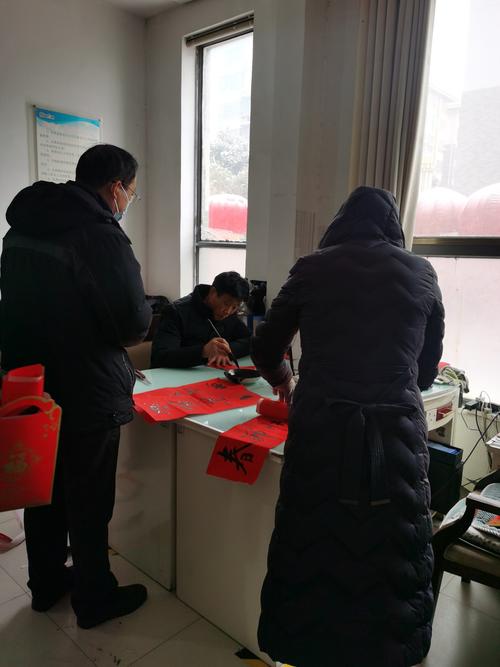 徐州市文化艺术交流协会邳州大榆树专业委员会新春送春联活动拉开帷幕